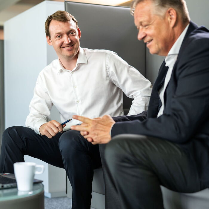 Georg und Jens Ahlbrand im gemeinsamen Gespräch.