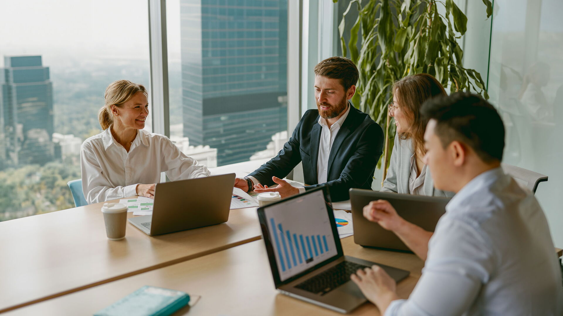 Ein Team arbeitet im Konferenzraum zusammen.