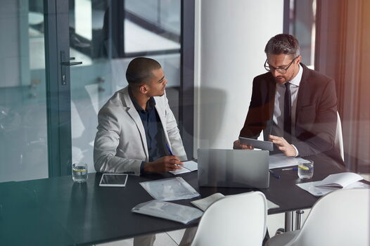 Zwei Männer im Businessmeeting.