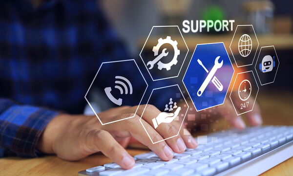 Ein Hand an einer Tastatur und Icons zum Thema Managed Support.