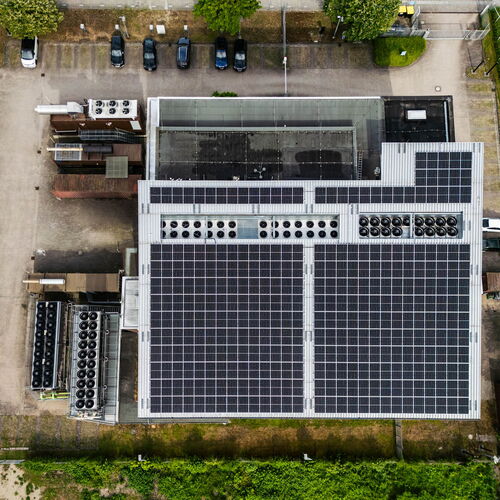 Photovoltaikanlage Rechenzentrum Hannover von oben - GRASS-MERKUR