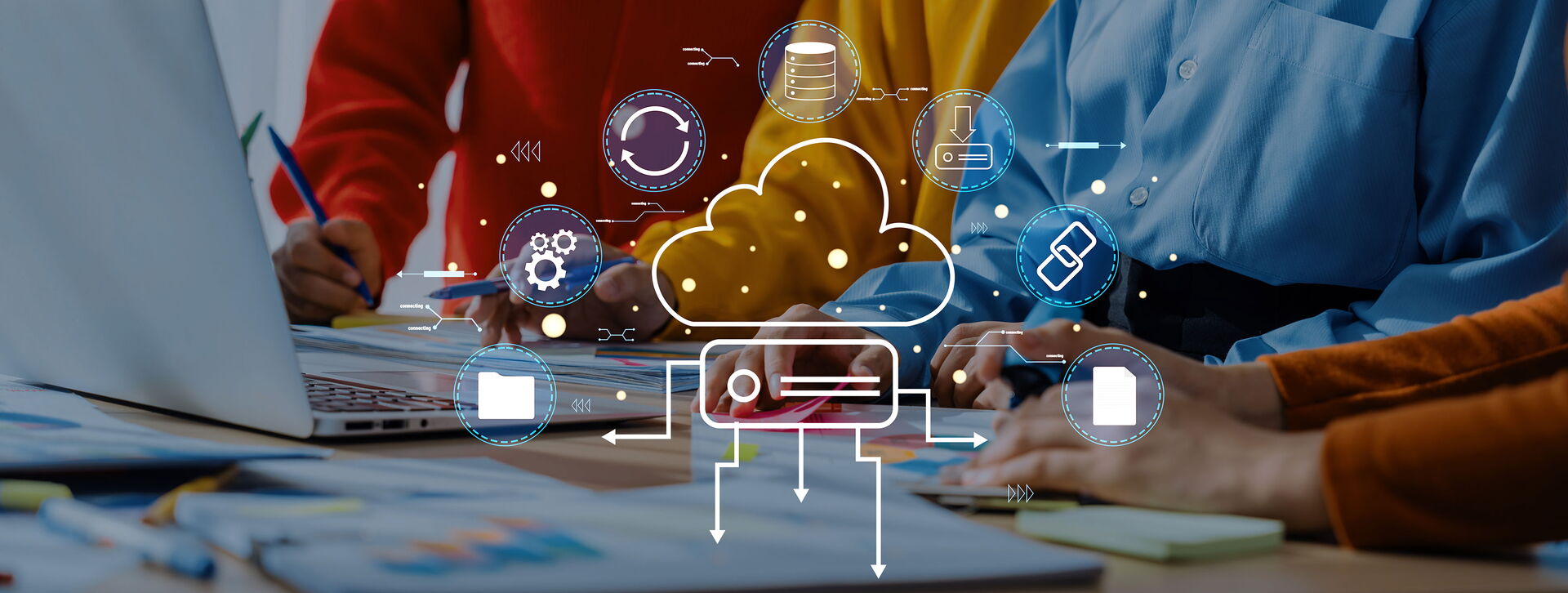 Ein Team arbeitet zusammen und Icons zeigen Cloudsymbole dazu an.