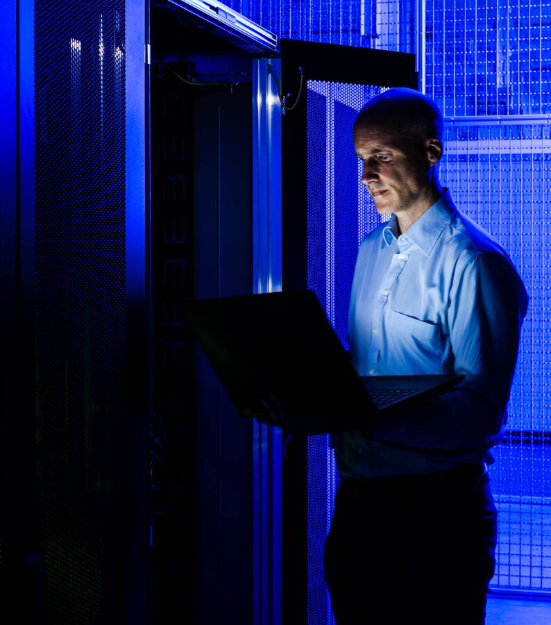 Ein Mitarbeiter von GRASS-MERKUR arbeitet an einem Server im Rechenzentrum.