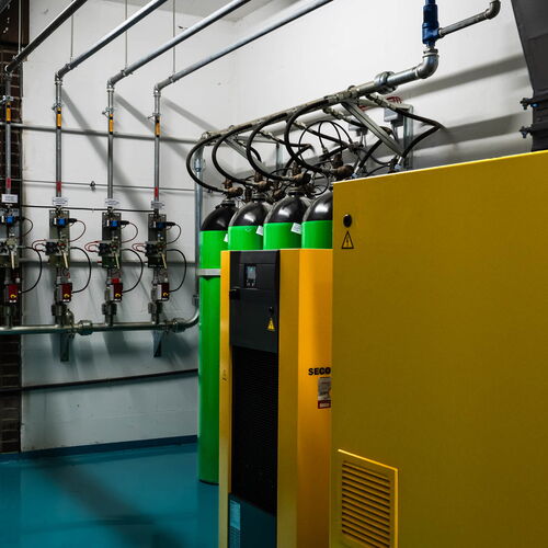 Löschanlage und Kompressor im GRASS-MERKUR Rechenzentrum – Brandschutztechnik und Drucklufttechnik