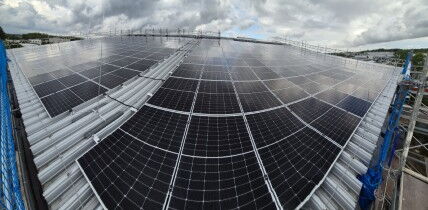GRASS-MERKUR: Historischer Überblick – Ausbau der Photovoltaikanlage im Rechenzentrum Hannover im Jahr 2025.