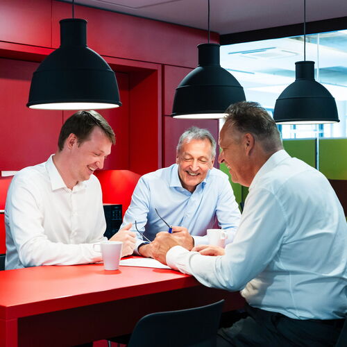 Die Geschäftsführung von GRASS-MERKUR im Team-Meeting.