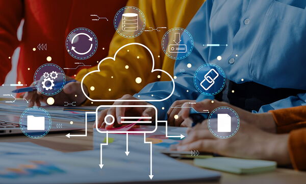 Ein Team arbeitet zusammen und Icons zeigen Cloudsymbole dazu an.
