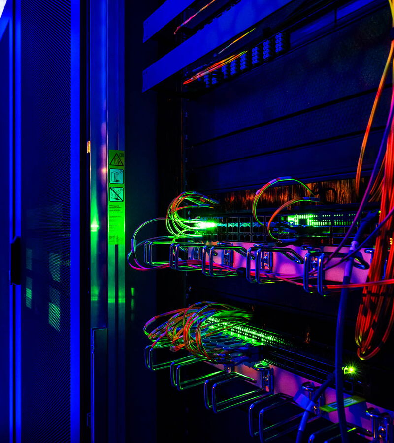 Blick auf die Kabelstränge eines Serverracks.