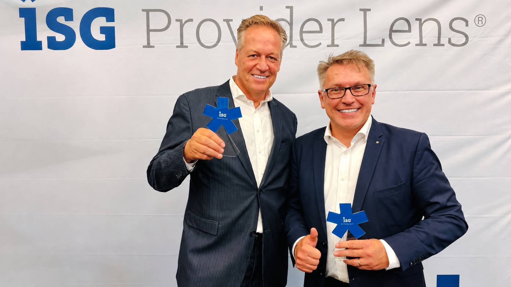 Jens Ahlbrand und Markus Dietz nehmen den ISG Rising Star Award 2025 für GRASS-MERKUR entgegen.