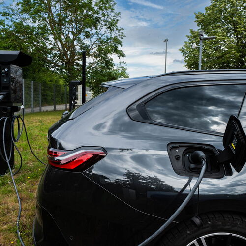 E-Ladesäule am GRASS-MERKUR Rechenzentrum – Elektrofahrzeug beim Ladevorgang