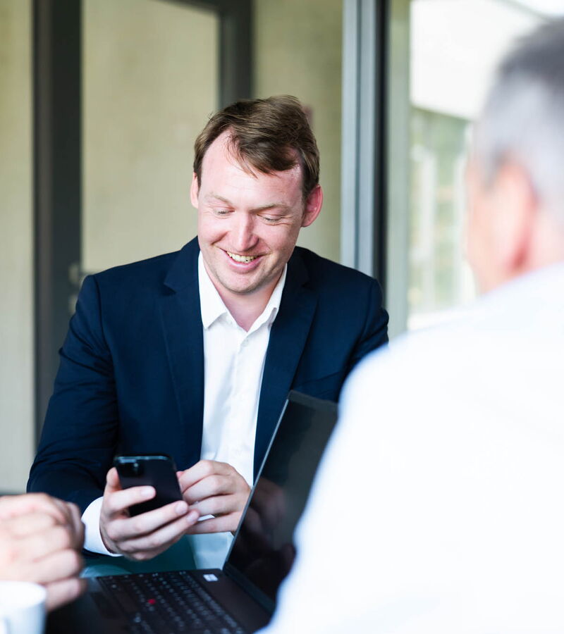 Jens Ahlbrand mit Georg Ahlbrand und Holger Sievers im Austausch.