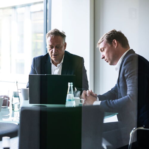Jens und Georg Ahlbrand im Austausch.