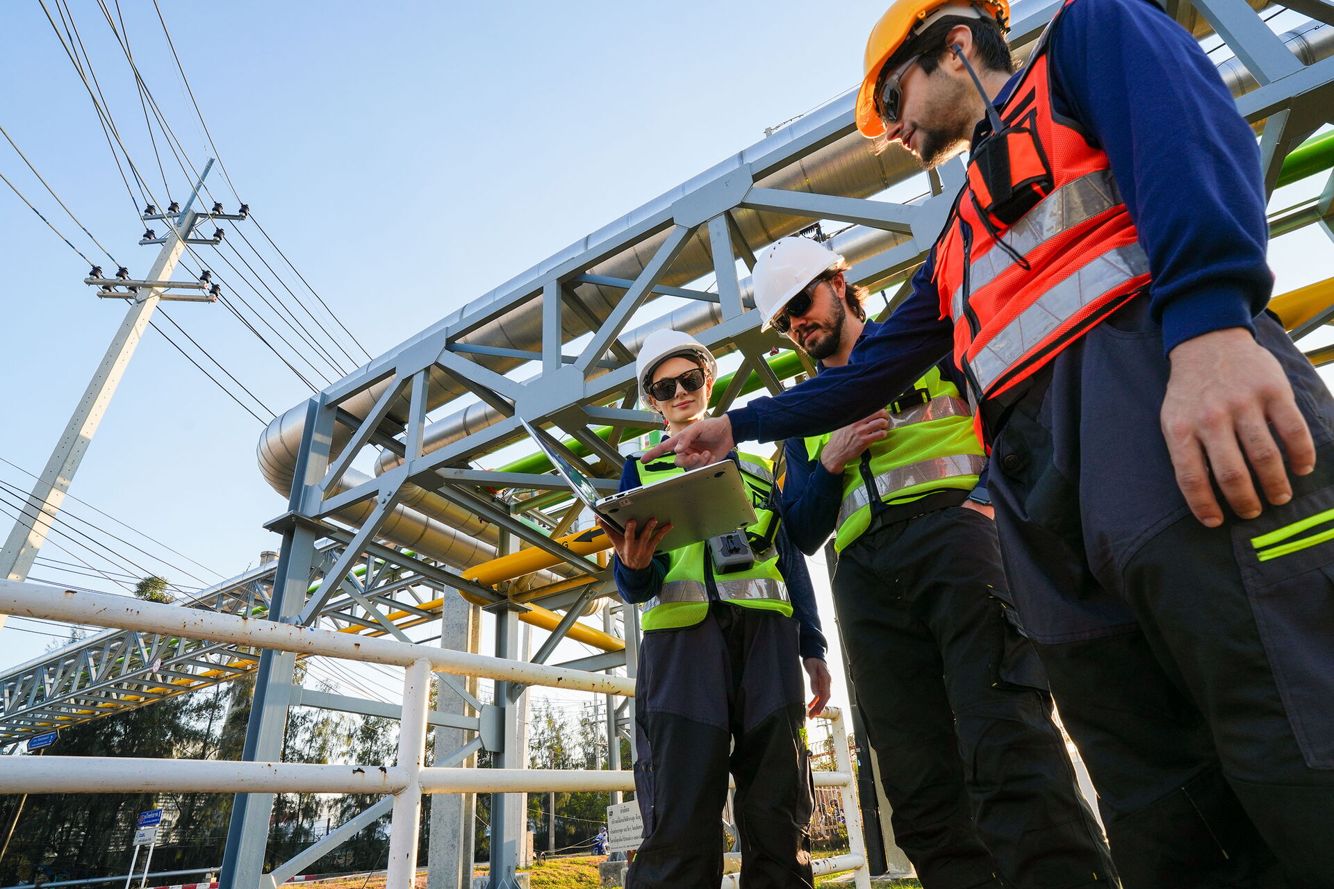 Ein Energieversorger mit seinen Team bei der Arbeit.