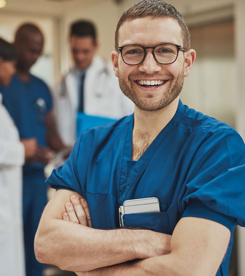 Ein Mitarbeiter eines Klinik-Teams.