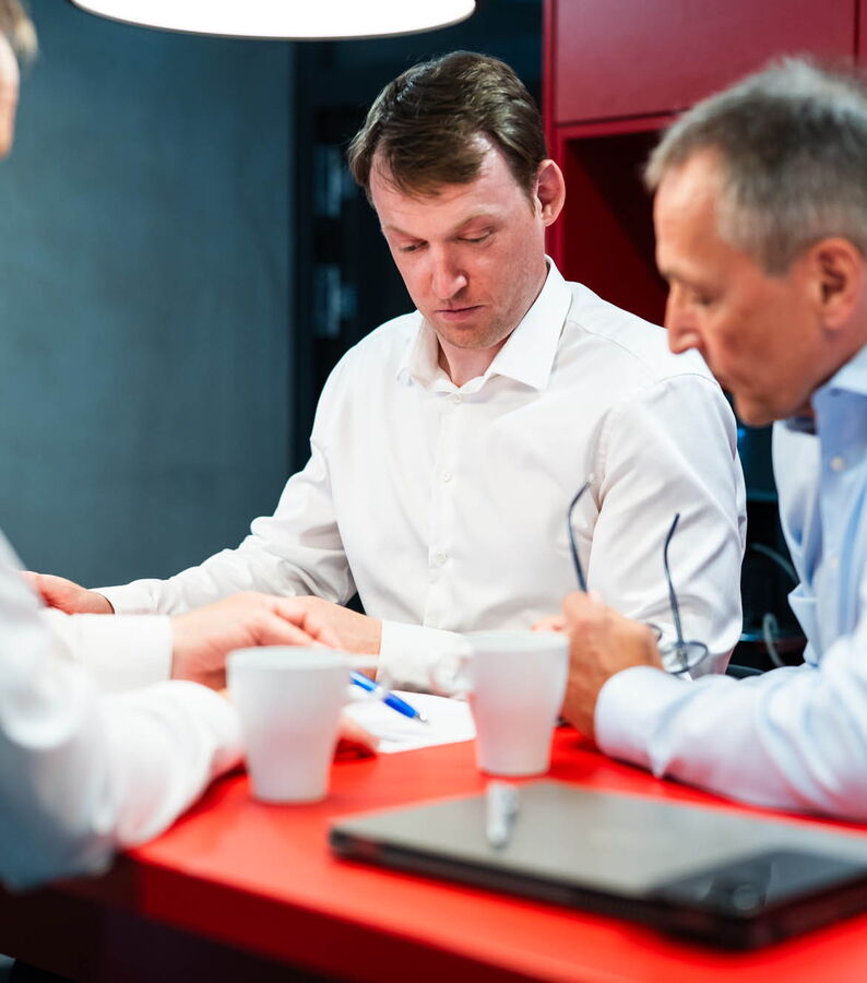 Georg Ahlbrand, Holger Sievers und Jens Ahlbrand im Gespräch.