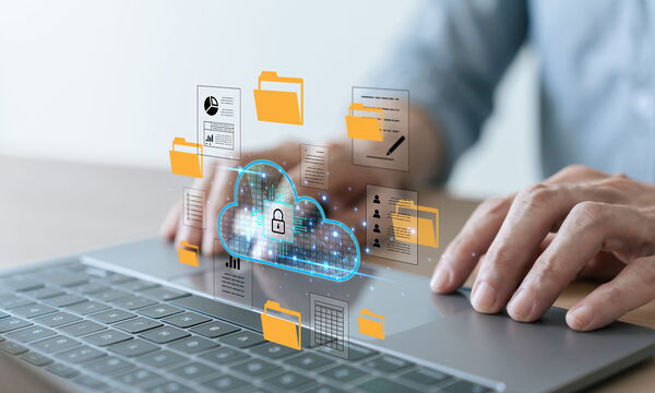 Eine Person am Laptop, die Daten sichert.