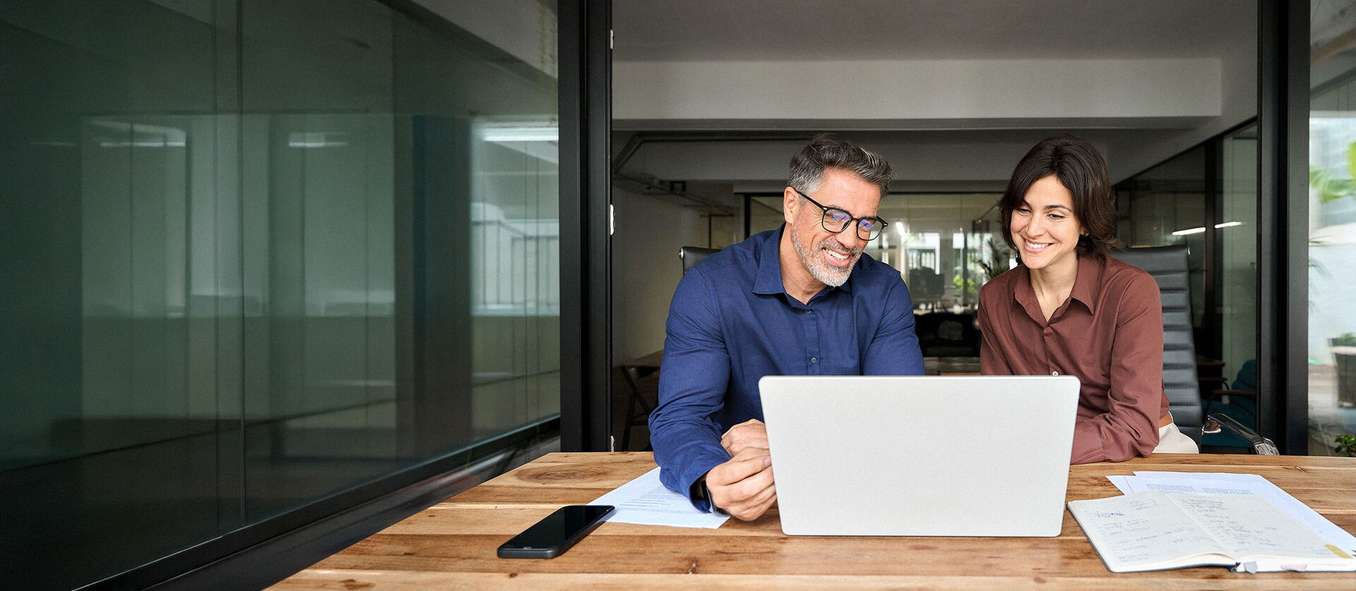 Ein Mann und eine Frau an einem Notebook.