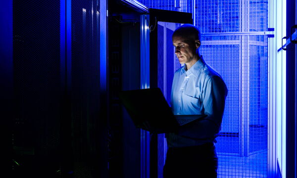 Ein Mitarbeiter von GRASS-MERKUR arbeitet an einem Server im Rechenzentrum.