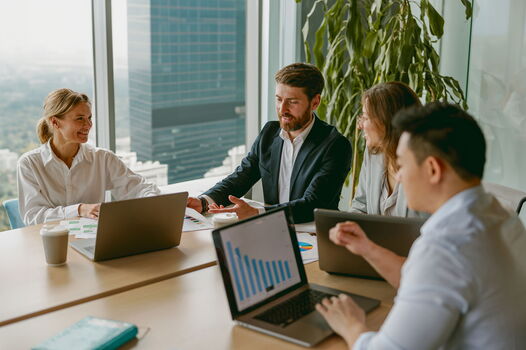 Ein Team arbeitet im Konferenzraum zusammen.