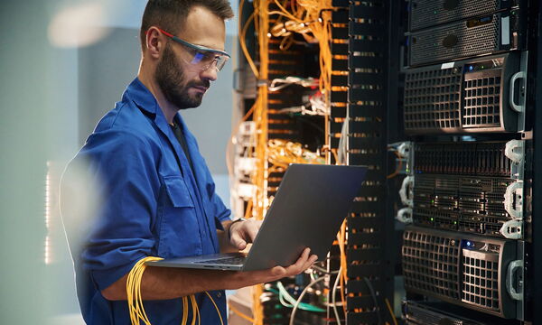 Ein Techniker arbeitet am Server.