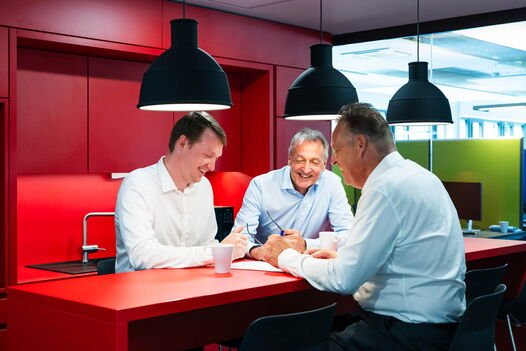 Georg Ahlbrand, Holger Sievers und Jens Ahlbrand im Gespräch.