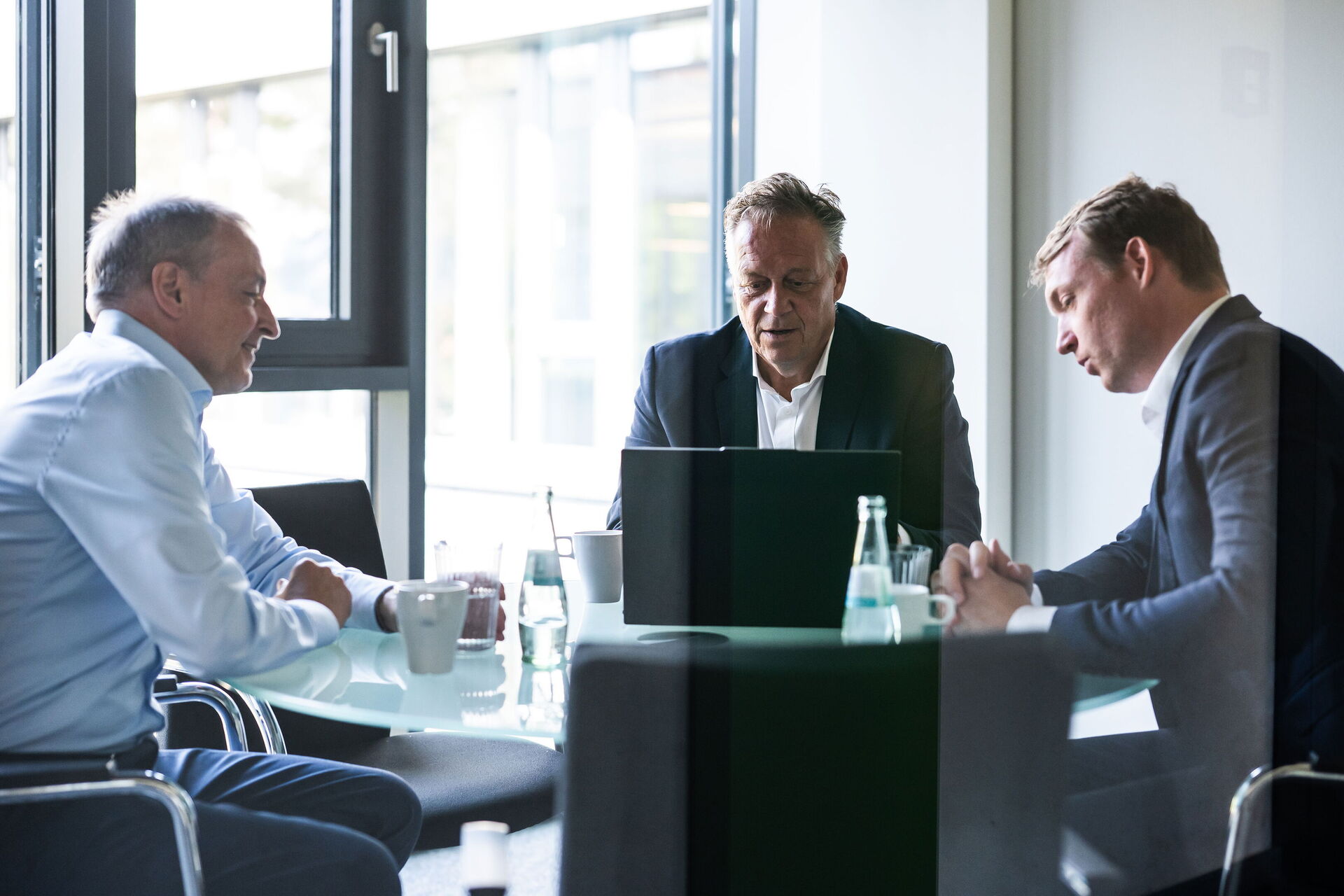 Jens und Georg Ahlbrand im Austausch.
