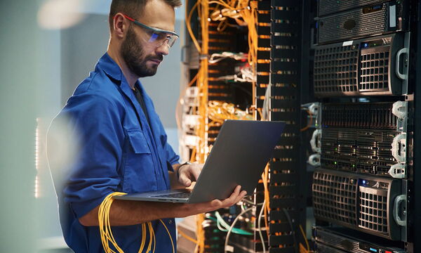 Ein Techniker arbeitet am Server.
