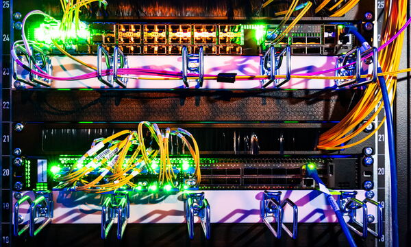 Server Rack mit Kabelanschlüssen