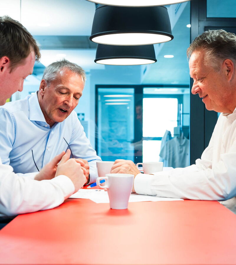 Georg Ahlbrand, Holger Sievers und Jens Ahlbrand im Gespräch.