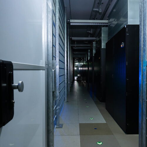 Cages im Serverraum von GRASS-MERKUR