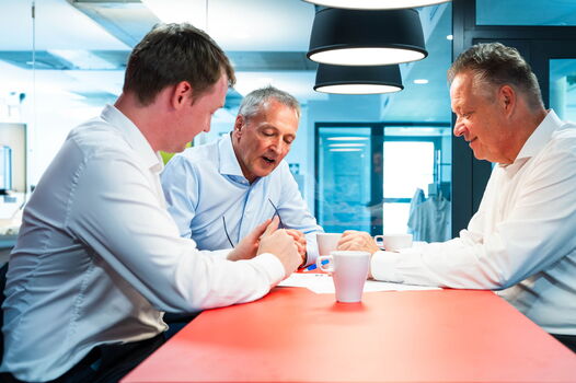 Georg Ahlbrand, Holger Sievers und Jens Ahlbrand im Gespräch.