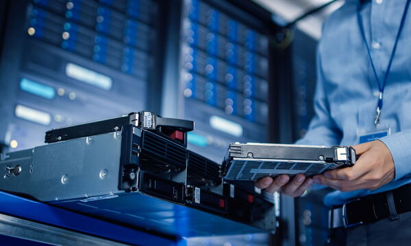 Ein Mann arbeitet am Rack im Data Center.