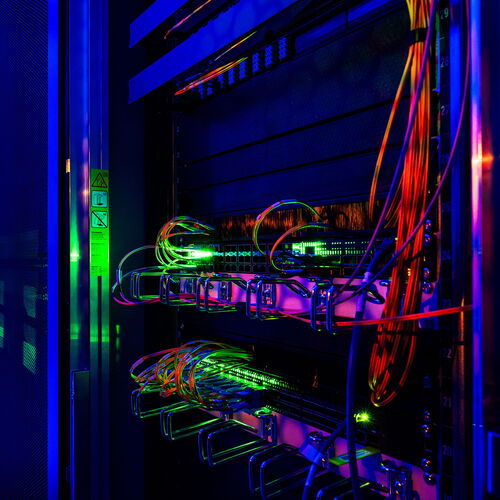 Serverschrank im Rechenzentrum von GRASS-MERKUR.