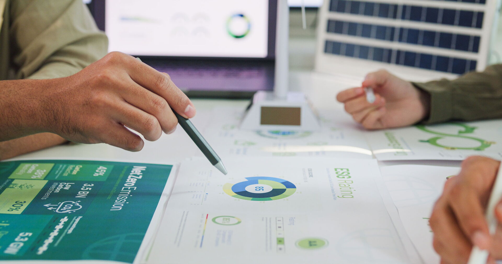 Ein Team schaut sich Energieanalysen an.