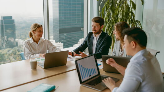 Ein Team arbeitet im Konferenzraum zusammen.