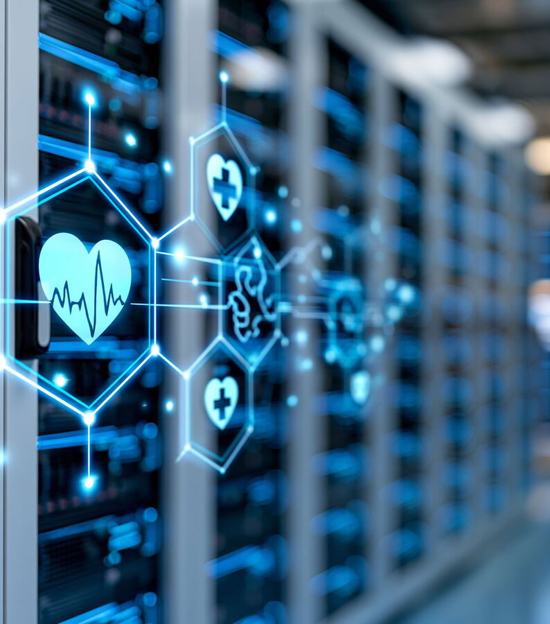 Serverschränke in einem Rechenzentrum mit virtuellen Grafiken aus dem Gesundheitswesen