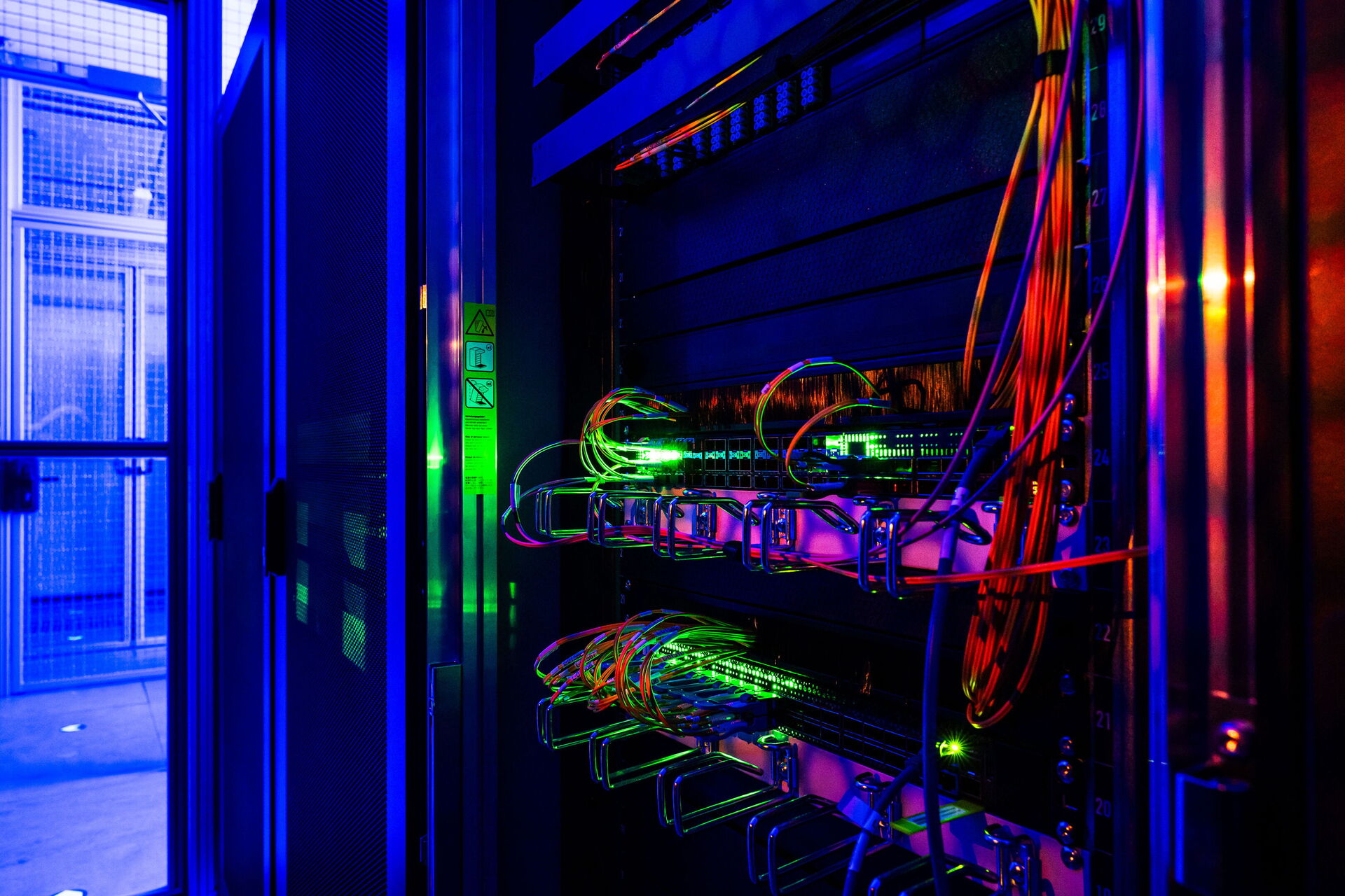 Serverschrank im Rechenzentrum von GRASS-MERKUR.