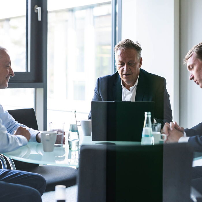 Holger Sievers, Jens Ahlbrand und Georg Ahlbrand im Gespräch.
