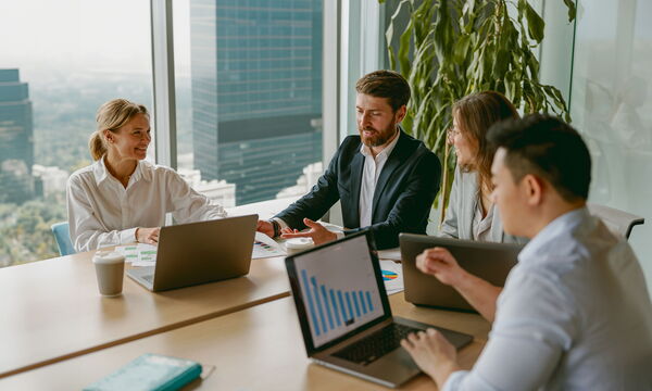 Ein Team arbeitet im Konferenzraum zusammen.