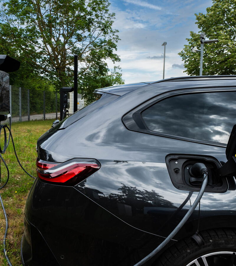 E-Ladesäule am GRASS-MERKUR Rechenzentrum – Elektrofahrzeug beim Ladevorgang