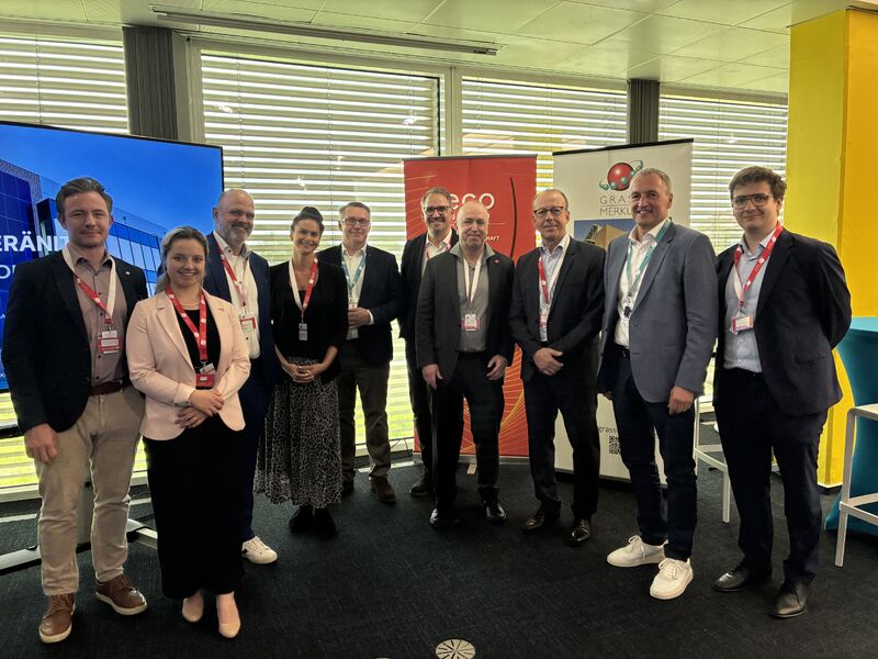 Holger Sievers, Managing Director of GRASS-MERKUR, together with his guests and representatives of the eco Association.