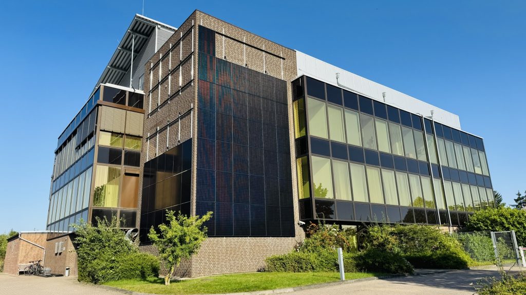 2025-08-13 GM Gebäude mit PV im Bau (5)